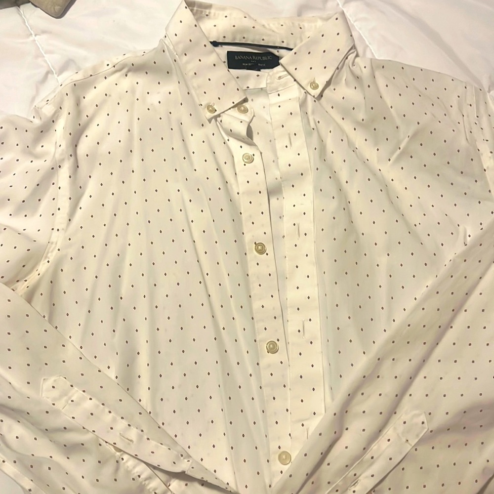 Banana Republic White with diamond ♦️ pattern size L Slim Fit. Great condition.